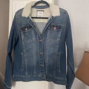 Jean jacket with fur collar